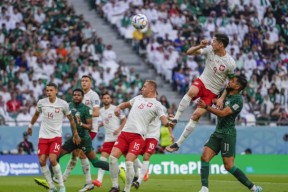 九游-莱万多夫斯基爆冷击败老鹰，回归赛场引爆全场！的简单介绍