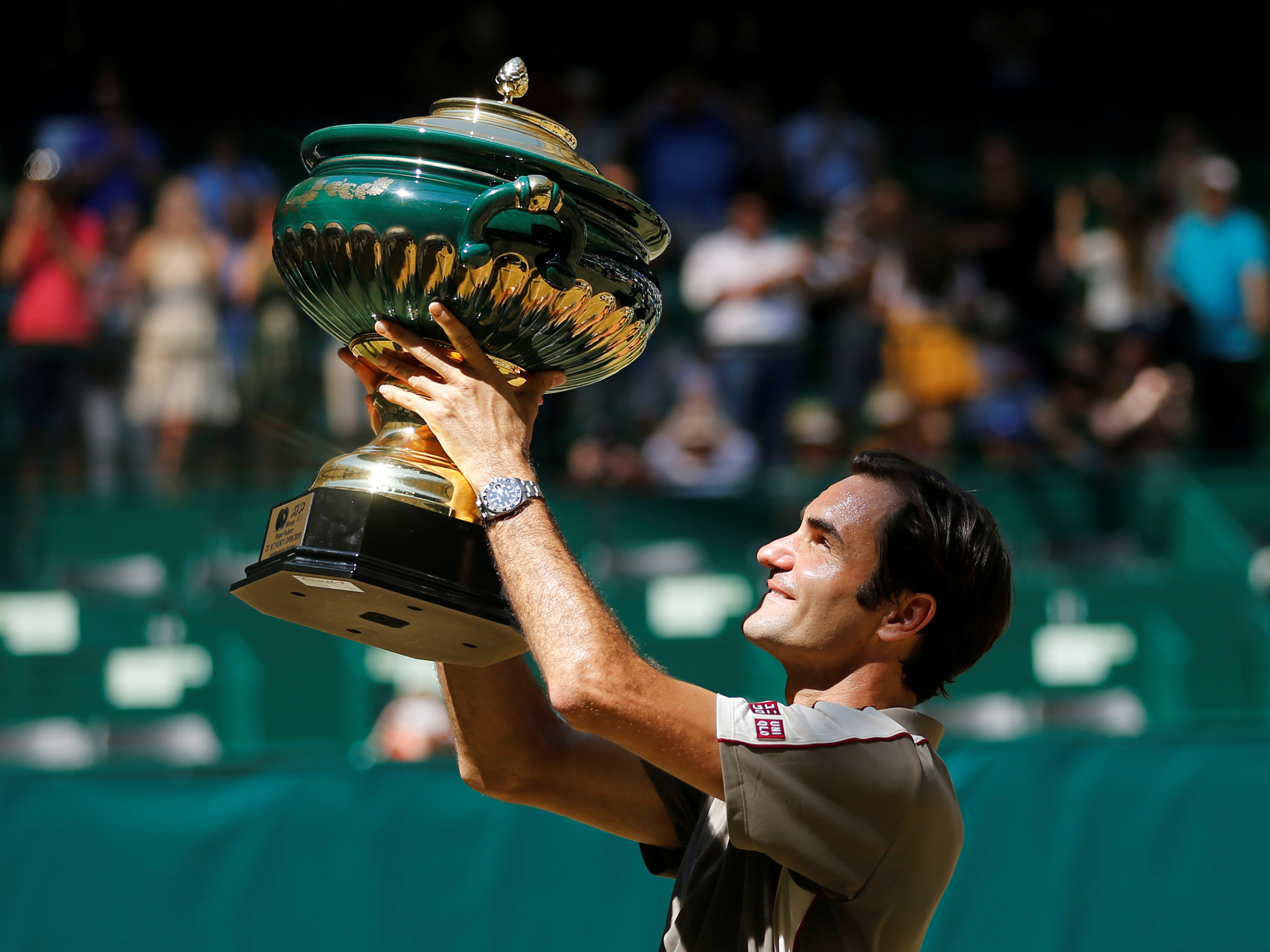 包含费德勒迎来三赛季高光表现，塞尔维亚队球迷沸腾！的词条